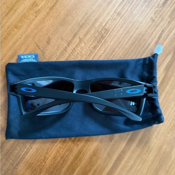 MOVING SALE!
OAKLEY POLARIZED GIBSTON SUNGLASSES - Picture 7 of 7
